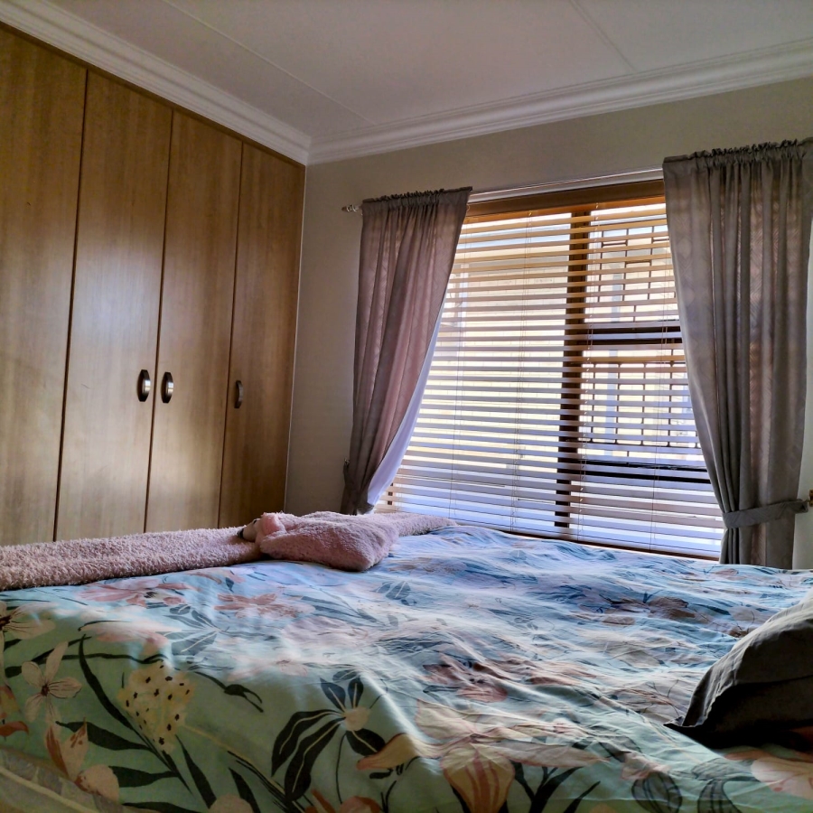 3 Bedroom Property for Sale in Fraaiuitsig Western Cape